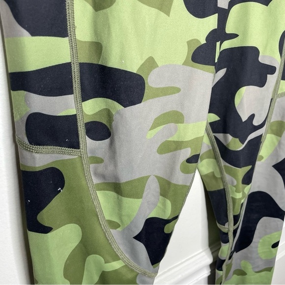 ZYIA Light N Tight Camo Legging Womens 6-8 Medium - Picture 8 of 8